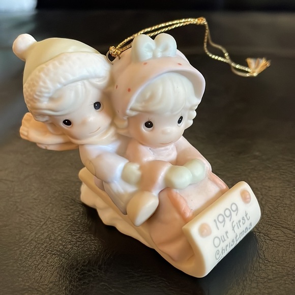 Precious Moment Christmas ornament - Picture 1 of 9